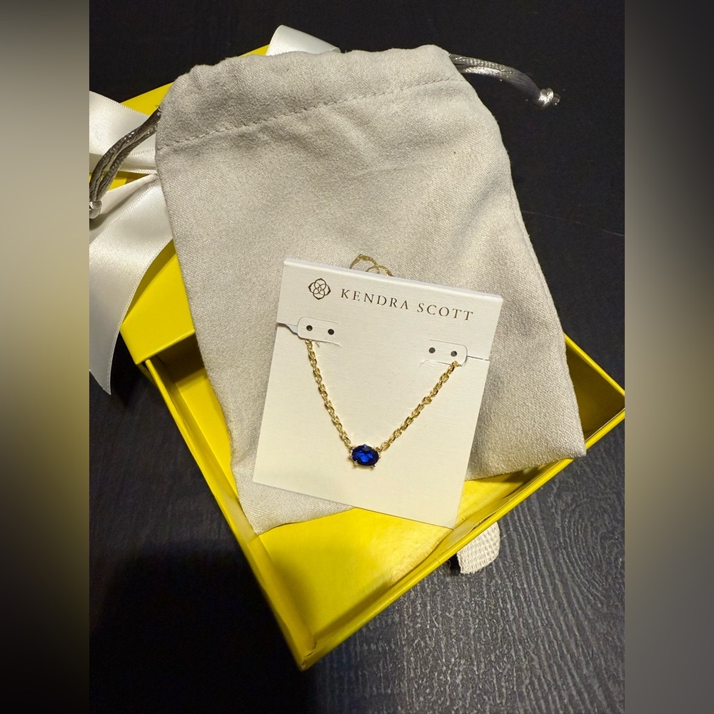 Cailin Gold Pendant Necklace in Blue Violet Crystal